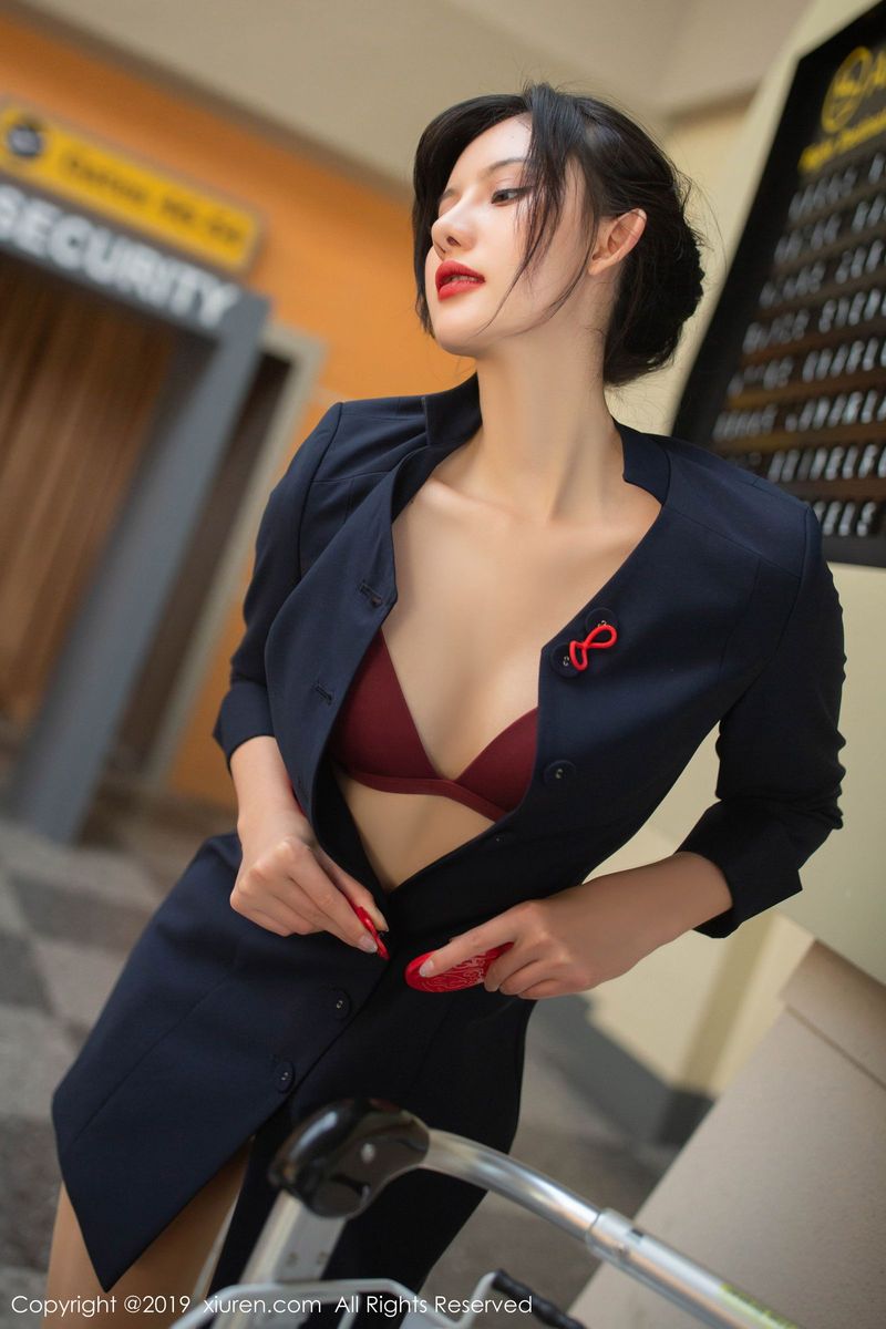 秀人网美女模特就是阿朱啊丝袜美腿空姐制服地勤主题写真