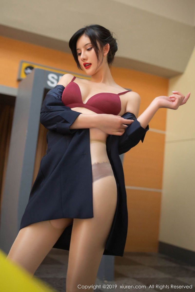 秀人网美女模特就是阿朱啊丝袜美腿空姐制服地勤主题写真