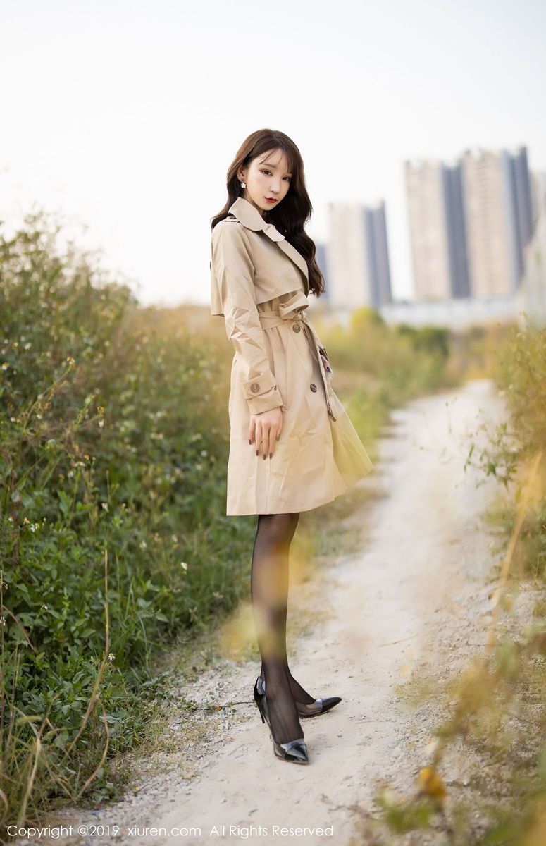 秀人网性感女神周于希Sandy黑丝美腿内衣诱惑户外实拍美图