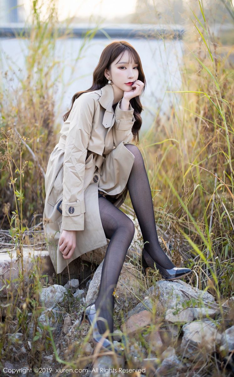 秀人网性感女神周于希Sandy黑丝美腿内衣诱惑户外实拍美图