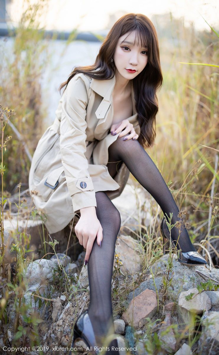 秀人网性感女神周于希Sandy黑丝美腿内衣诱惑户外实拍美图