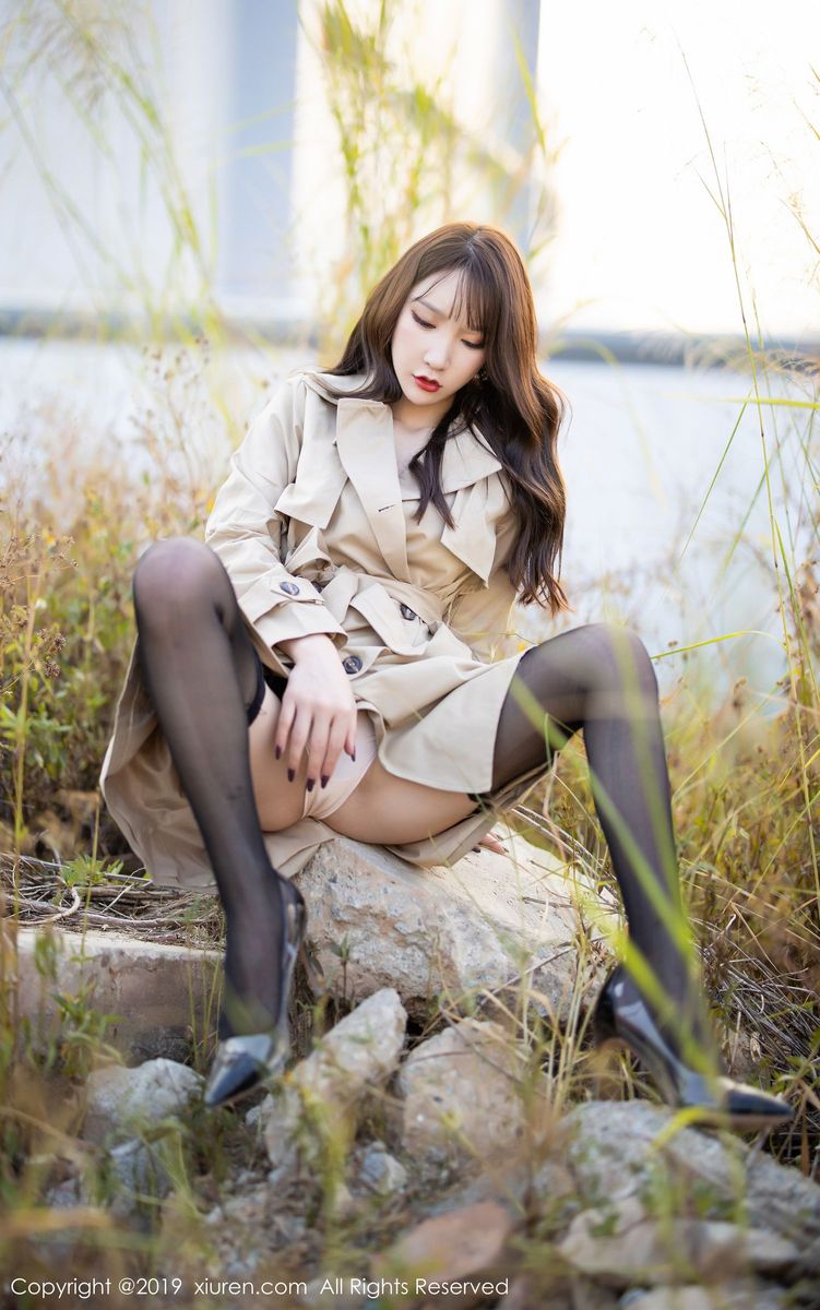 秀人网性感女神周于希Sandy黑丝美腿内衣诱惑户外实拍美图