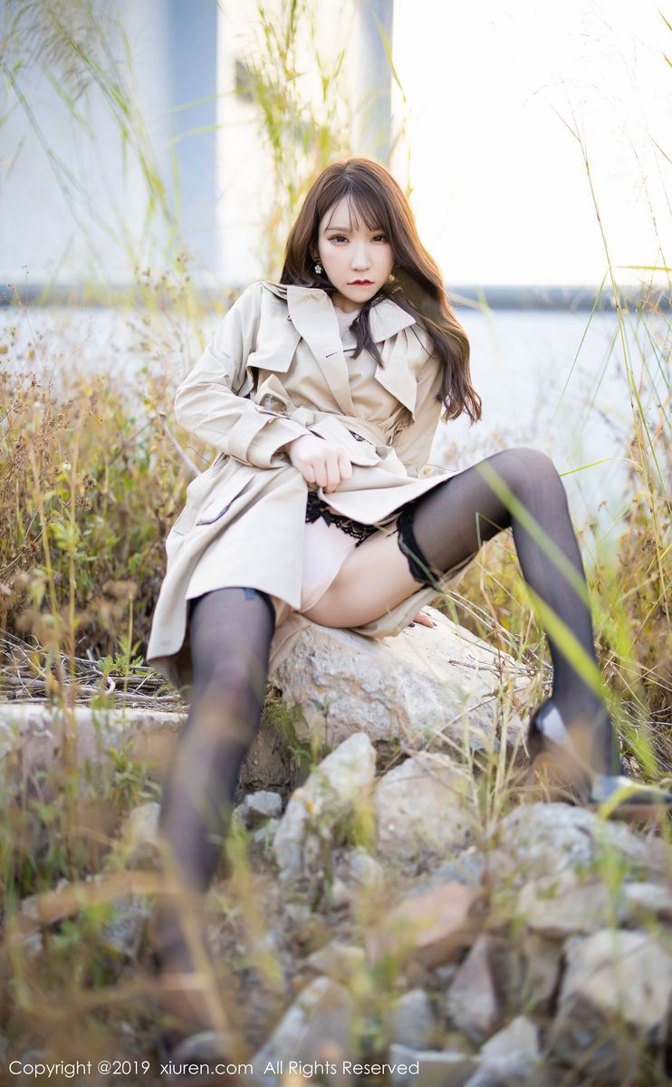 秀人网性感女神周于希Sandy黑丝美腿内衣诱惑户外实拍美图