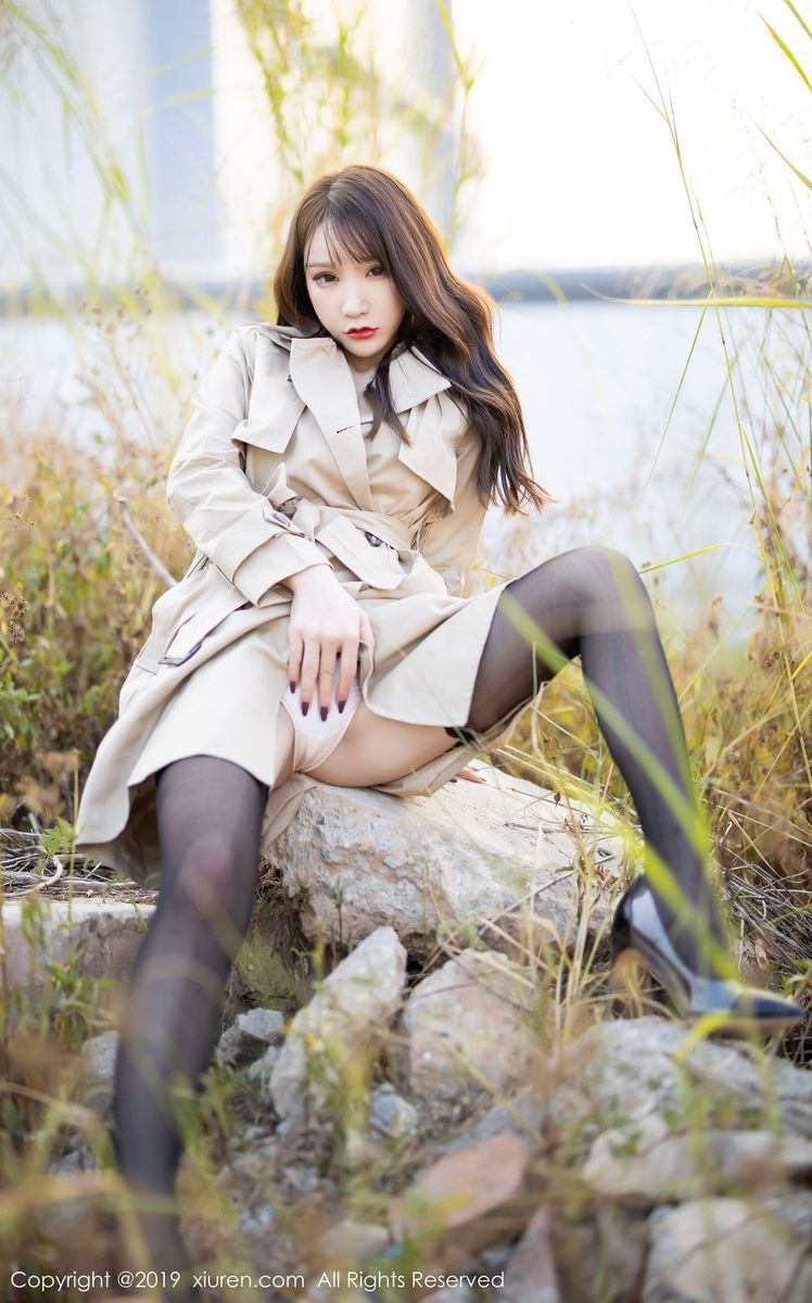 秀人网性感女神周于希Sandy黑丝美腿内衣诱惑户外实拍美图