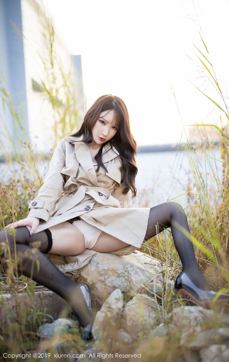 秀人网性感女神周于希Sandy黑丝美腿内衣诱惑户外实拍美图