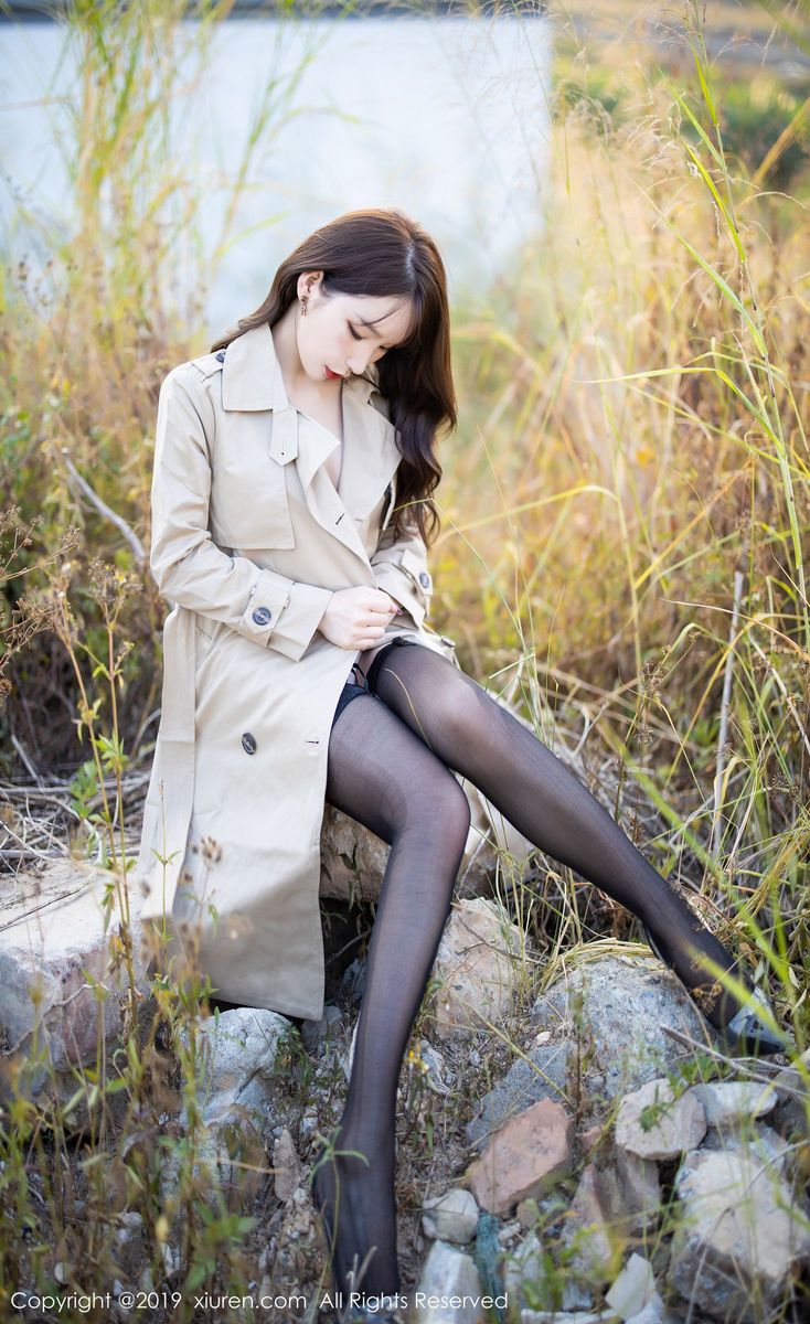 秀人网性感女神周于希Sandy黑丝美腿内衣诱惑户外实拍美图