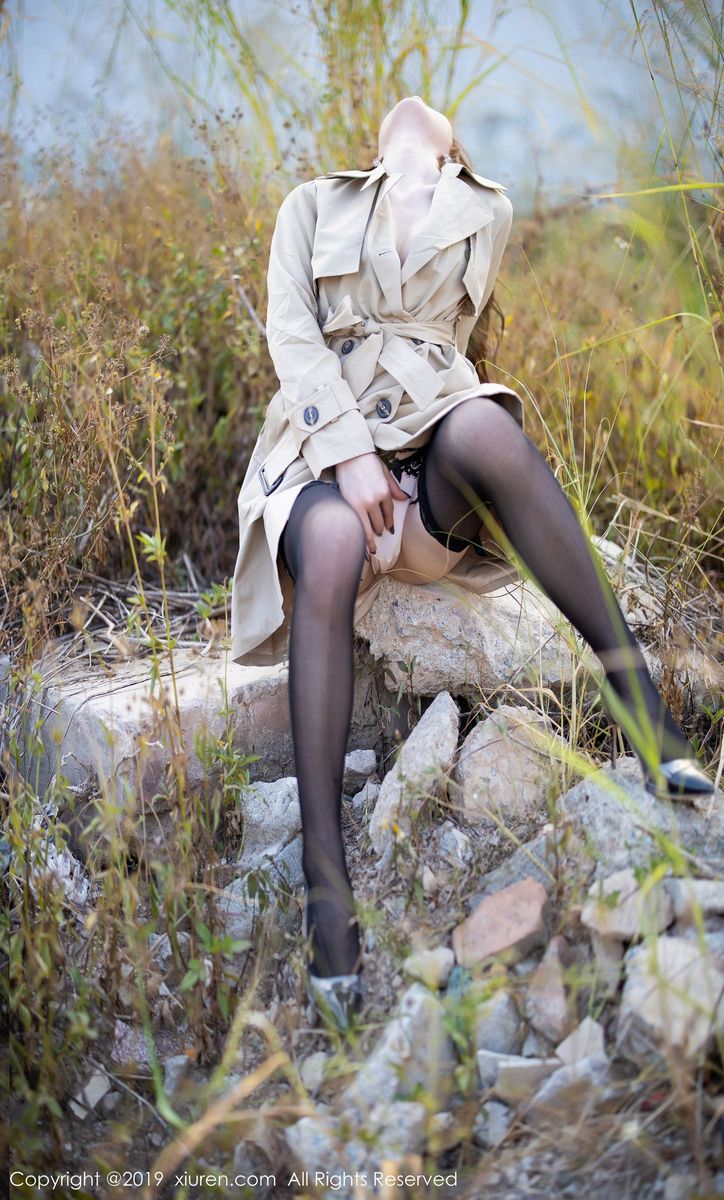 秀人网性感女神周于希Sandy黑丝美腿内衣诱惑户外实拍美图