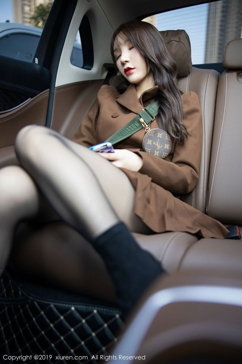 秀人网性感女神周于希Sandy黑丝美腿身临其境私房诱惑写真