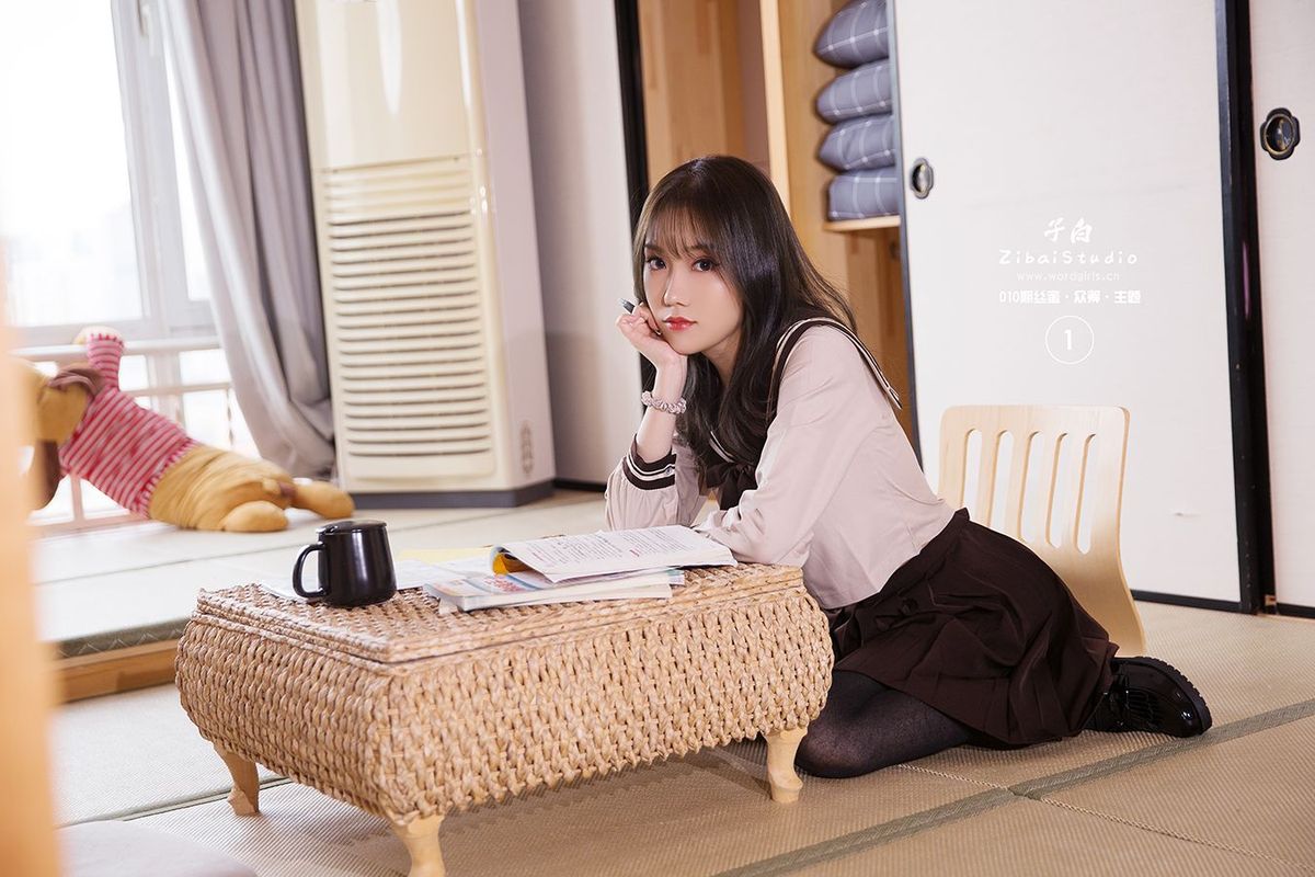 头条女神邻家学妹陈亦菲黑丝美腿校服装扮内衣诱惑写真