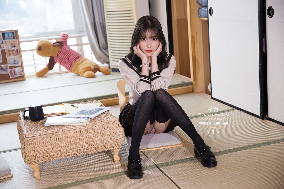 头条女神邻家学妹陈亦菲黑丝美腿校服装扮内衣诱惑写真