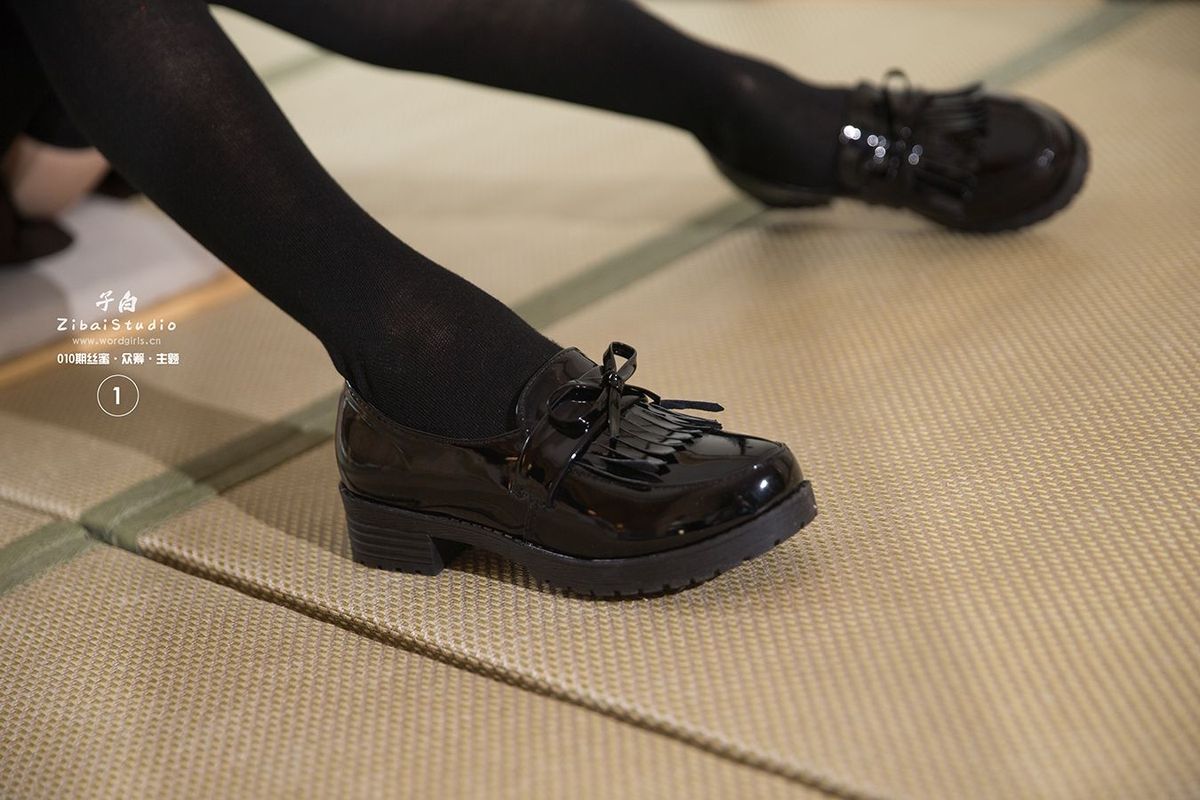 头条女神邻家学妹陈亦菲黑丝美腿校服装扮内衣诱惑写真