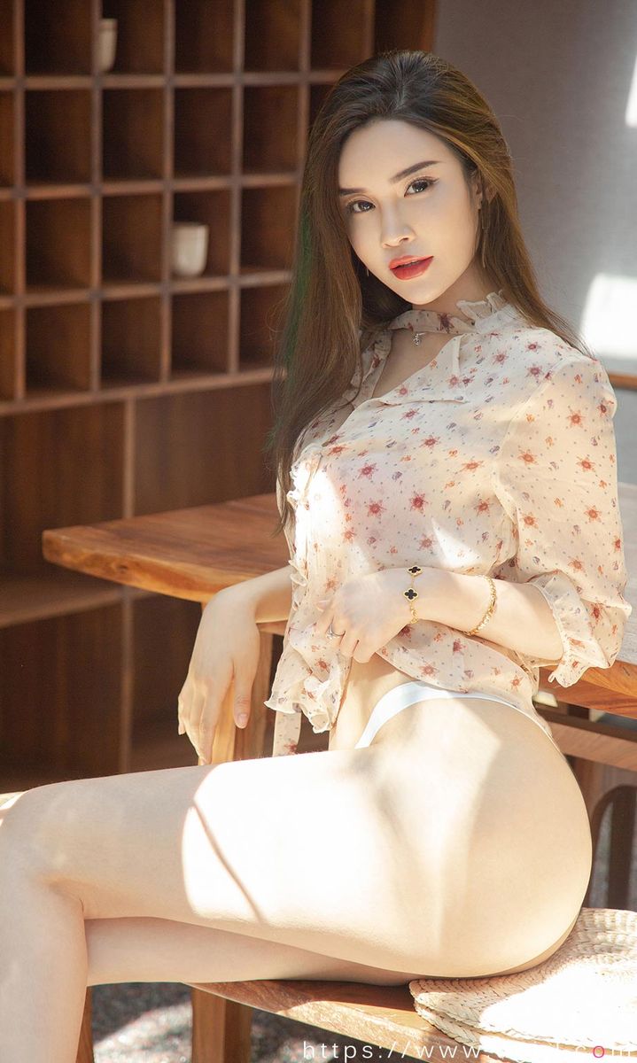 尤果网美女模特林渃晗纤纤细腿透视小肚兜傲人胸围写真