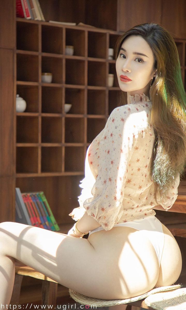 尤果网美女模特林渃晗纤纤细腿透视小肚兜傲人胸围写真