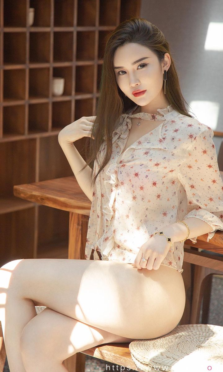 尤果网美女模特林渃晗纤纤细腿透视小肚兜傲人胸围写真