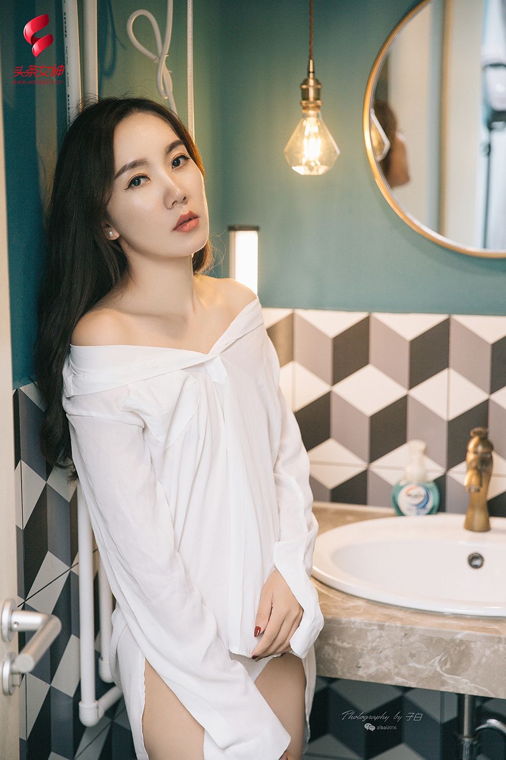 头条女神美女模特艾静香性感白衬衫修长美腿小家主题写真