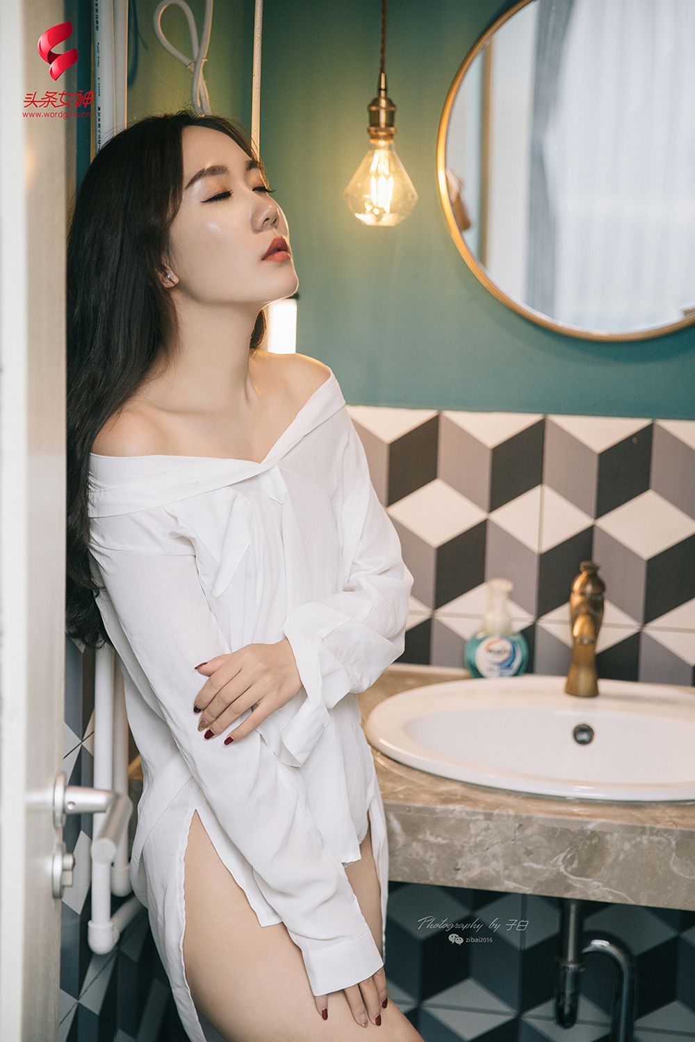 头条女神美女模特艾静香性感白衬衫修长美腿小家主题写真