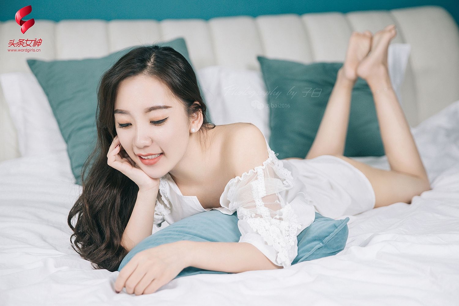 头条女神美女模特艾静香性感白衬衫修长美腿小家主题写真