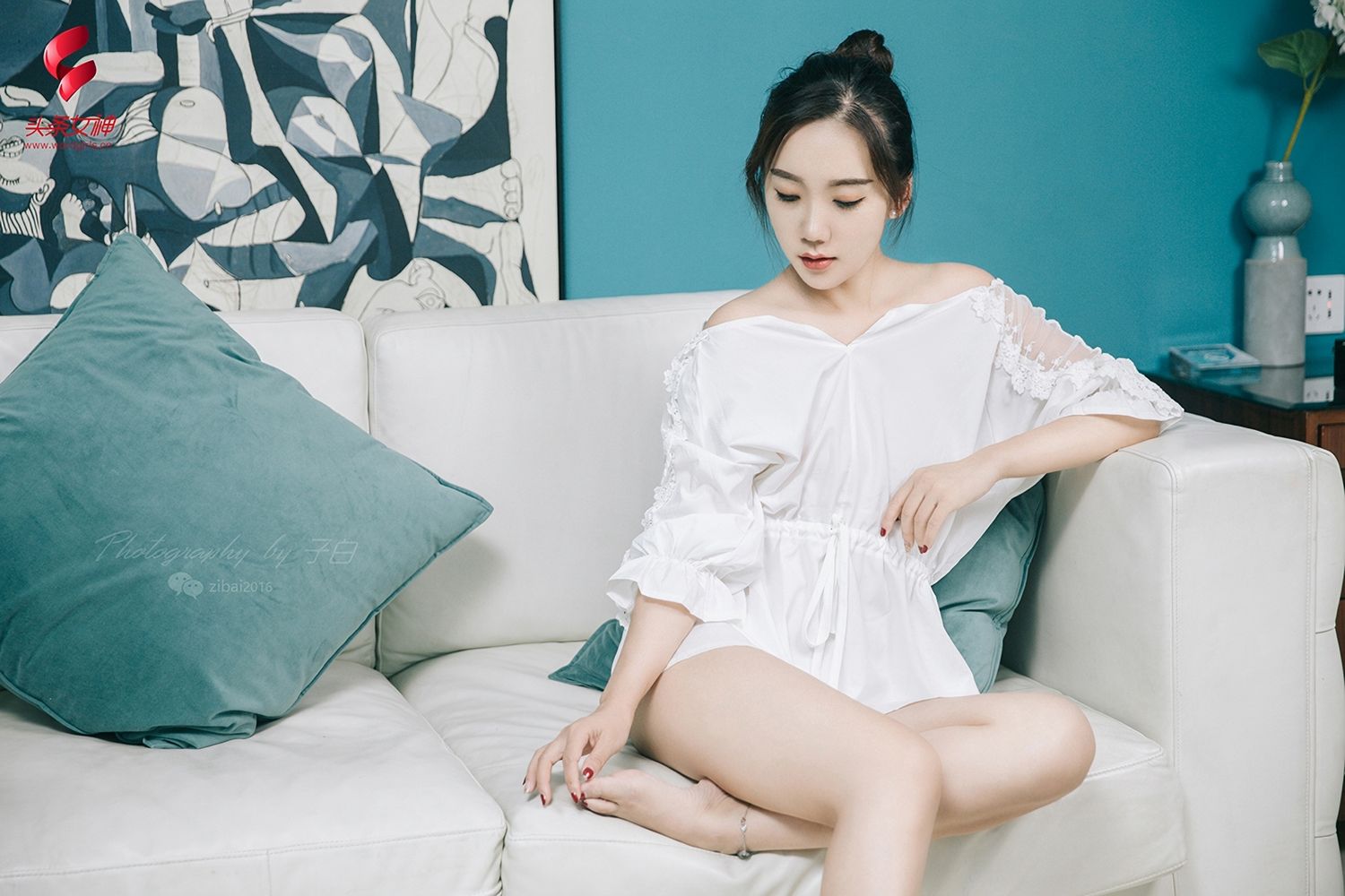 头条女神美女模特艾静香性感白衬衫修长美腿小家主题写真