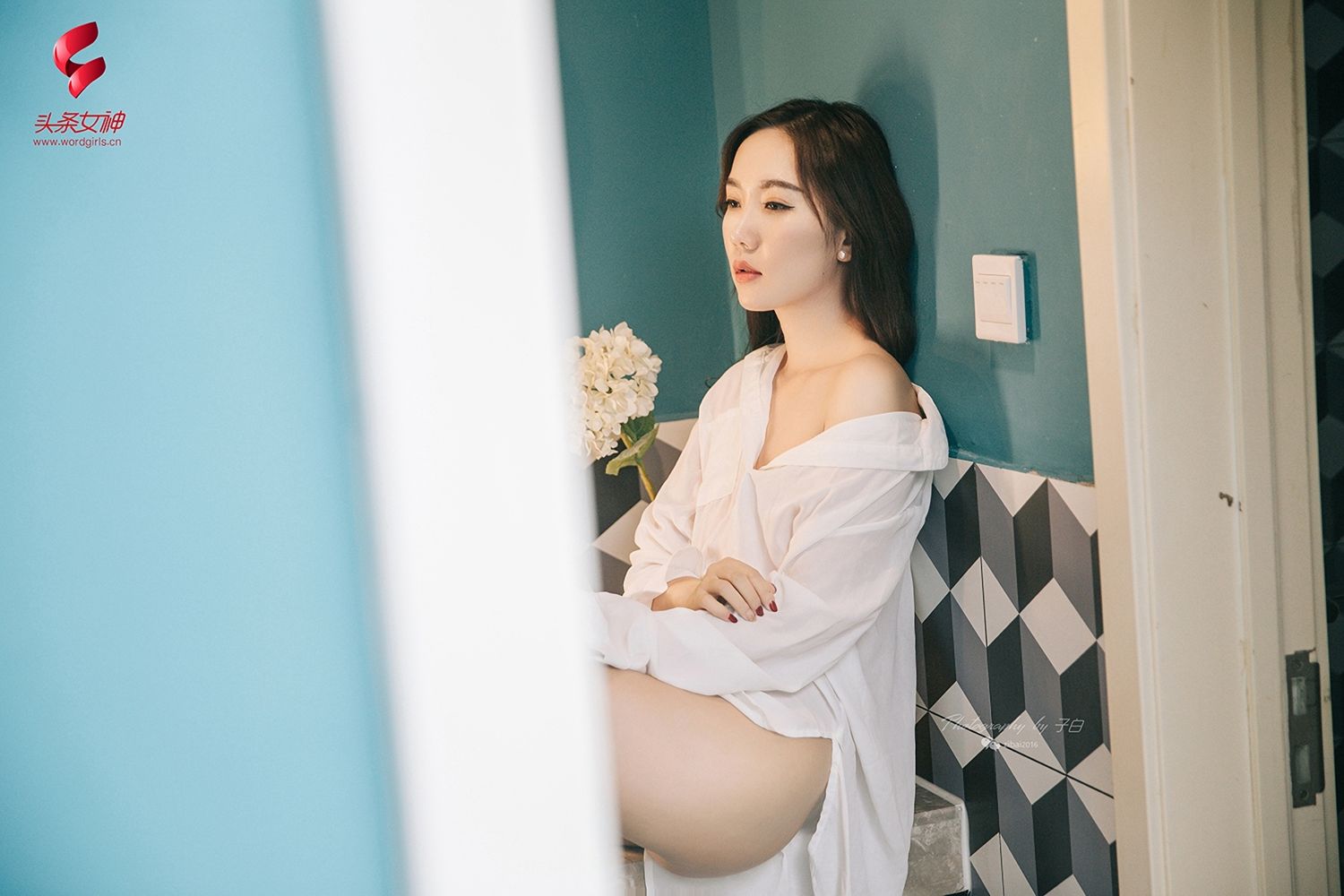 头条女神美女模特艾静香性感白衬衫修长美腿小家主题写真