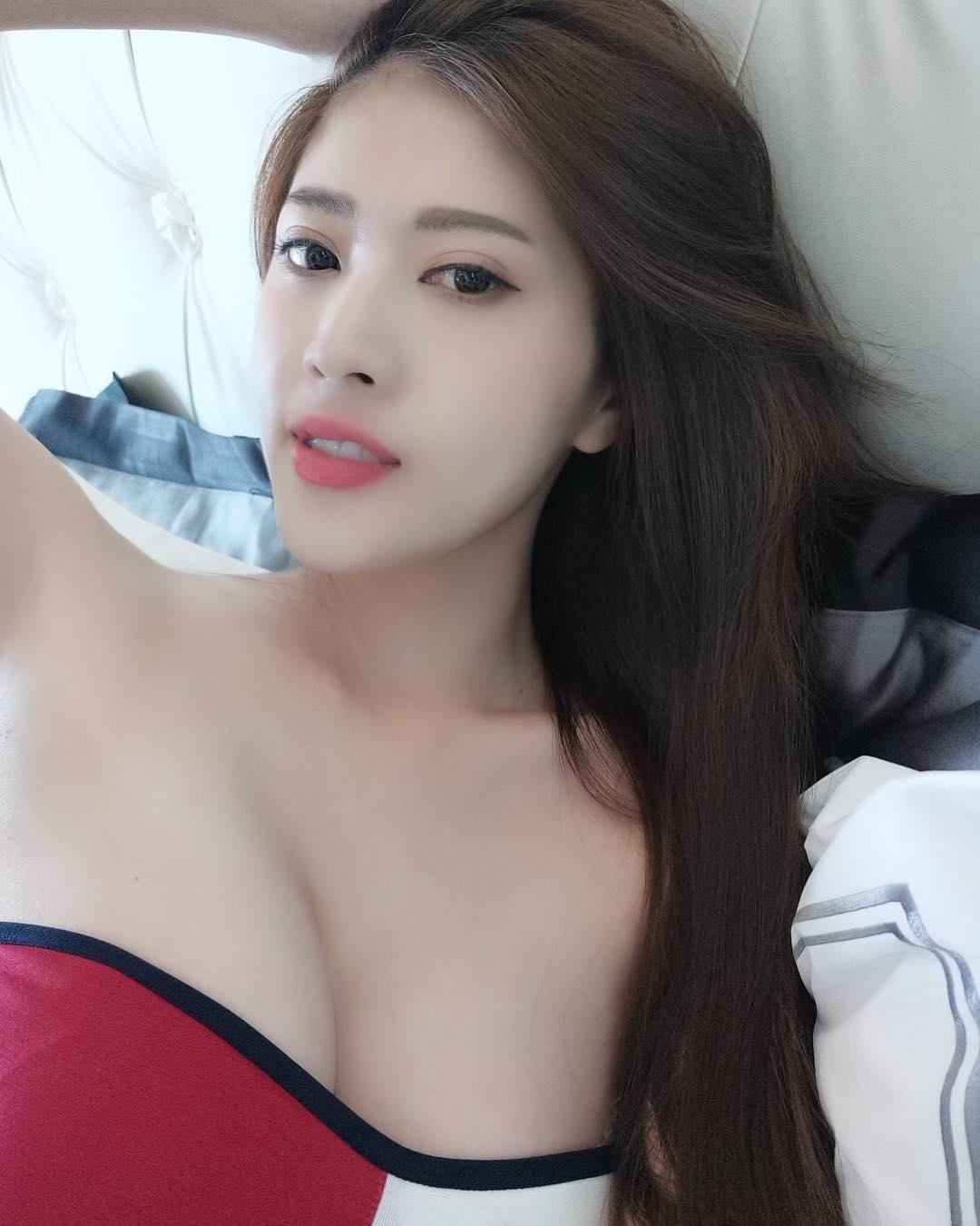 台湾美女正妹刘庭羽Doris波涛胸涌Ｗ形狀内衣诱惑气质写真