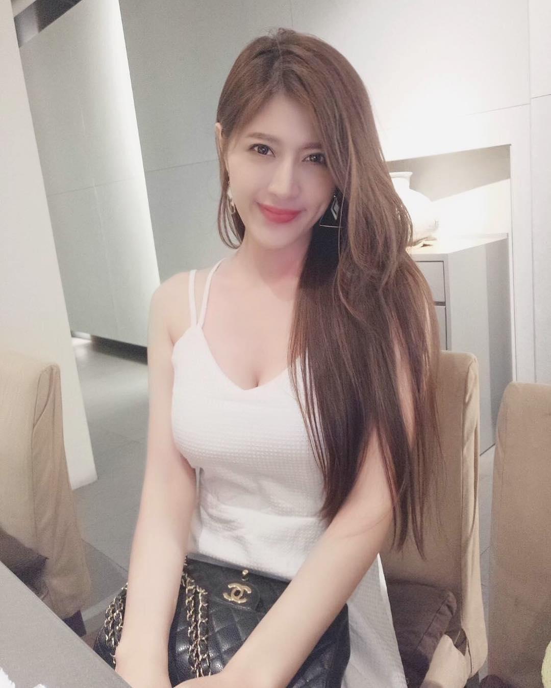 台湾美女正妹刘庭羽Doris波涛胸涌Ｗ形狀内衣诱惑气质写真