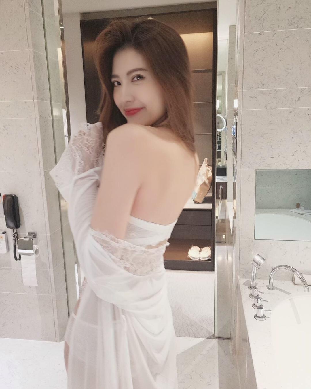 台湾美女正妹刘庭羽Doris波涛胸涌Ｗ形狀内衣诱惑气质写真