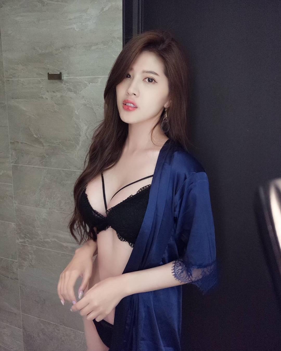 台湾美女正妹刘庭羽Doris波涛胸涌Ｗ形狀内衣诱惑气质写真