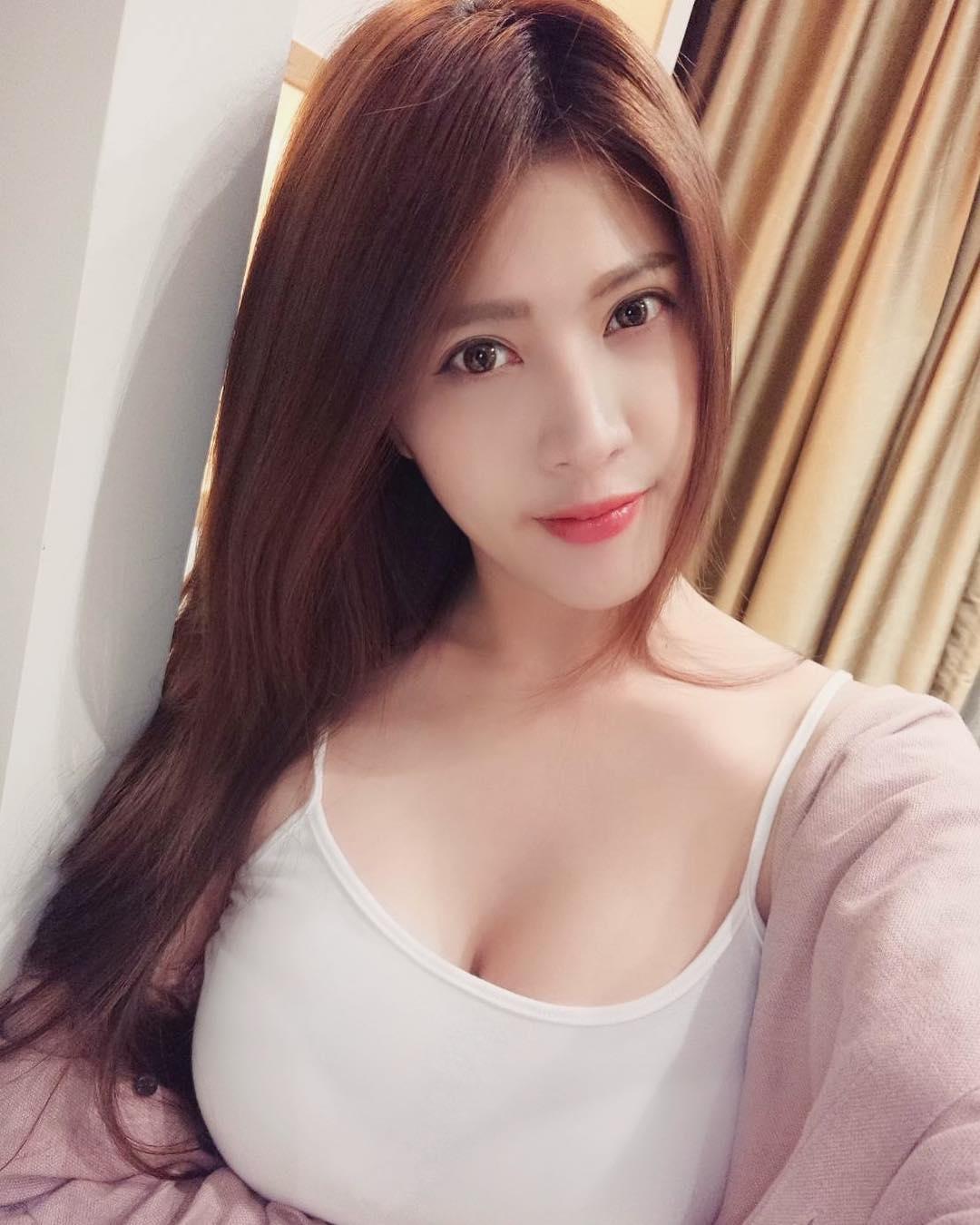 台湾美女正妹刘庭羽Doris波涛胸涌Ｗ形狀内衣诱惑气质写真