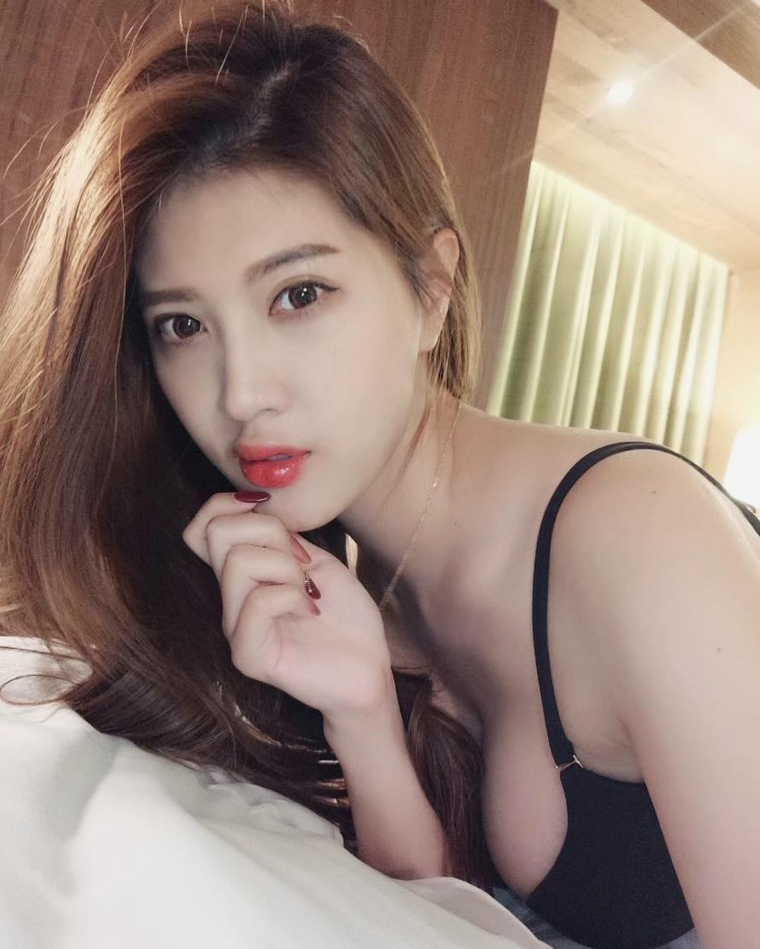 台湾美女正妹刘庭羽Doris波涛胸涌Ｗ形狀内衣诱惑气质写真