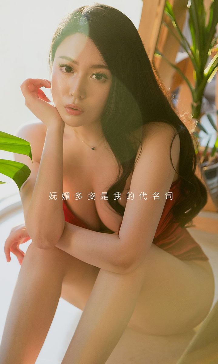 尤果网美女模特钟晴丝绒比基尼柔美大波浪卷发妩媚写真