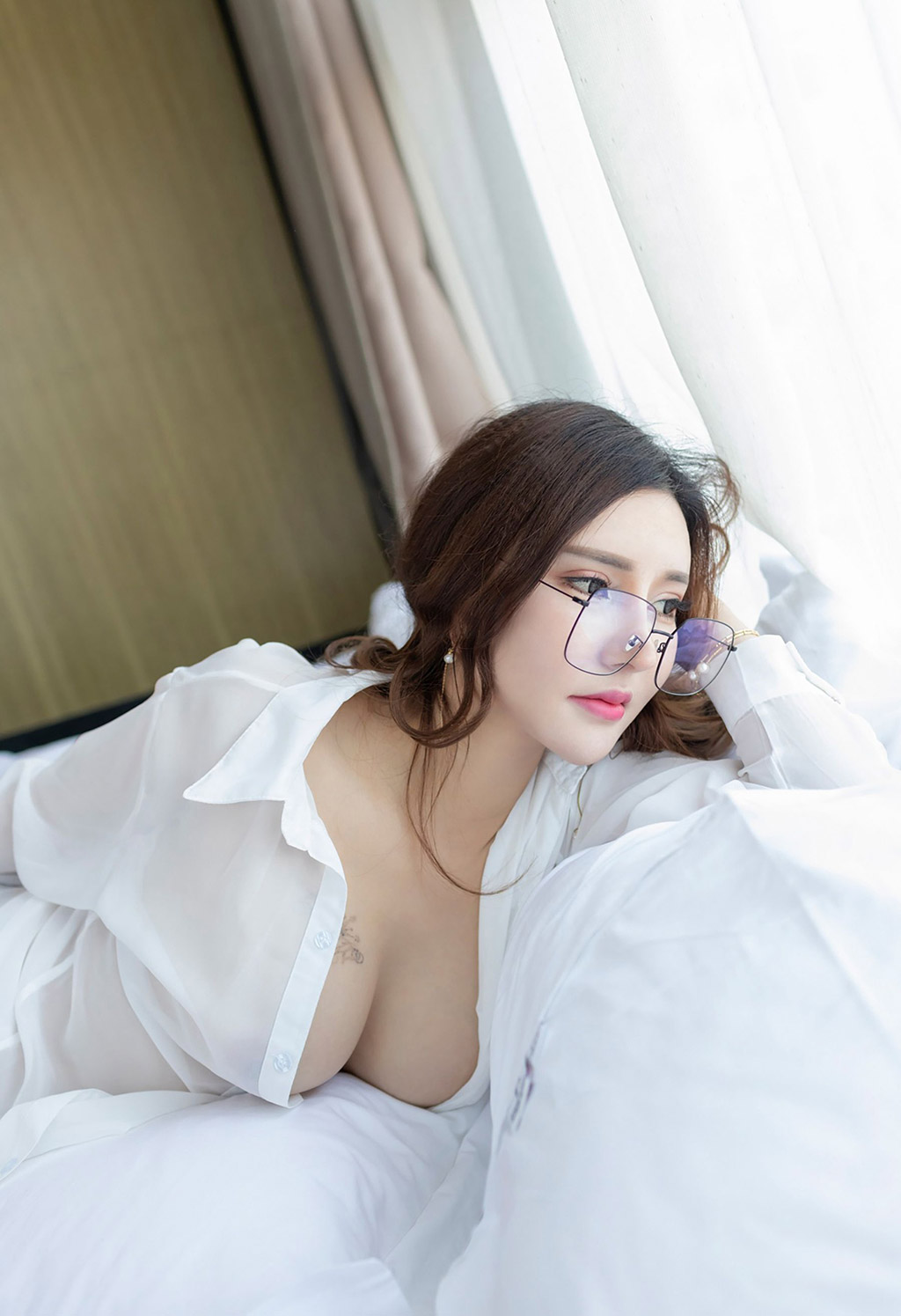 雅雅Yaya身材完美的娇艳欲滴妹子