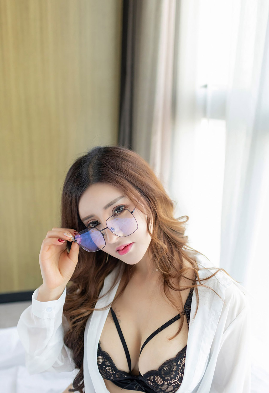 雅雅Yaya身材完美的娇艳欲滴妹子