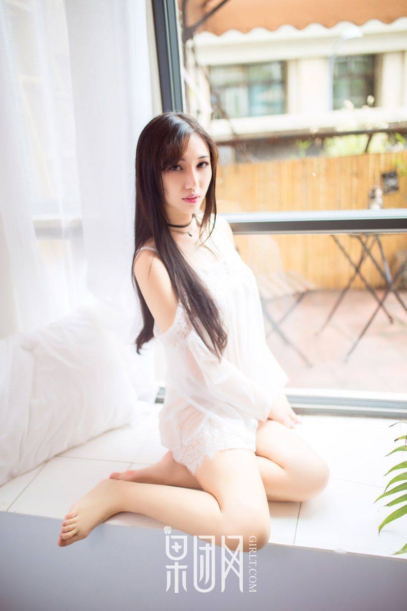 果团网性感女神宓兔兔er修长美腿透视薄纱若隐若现套图写真