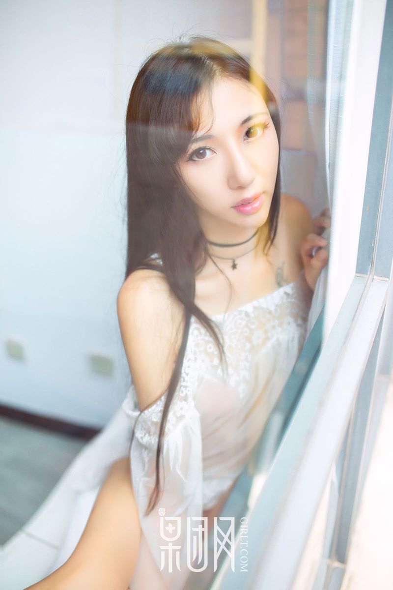 果团网性感女神宓兔兔er修长美腿透视薄纱若隐若现套图写真