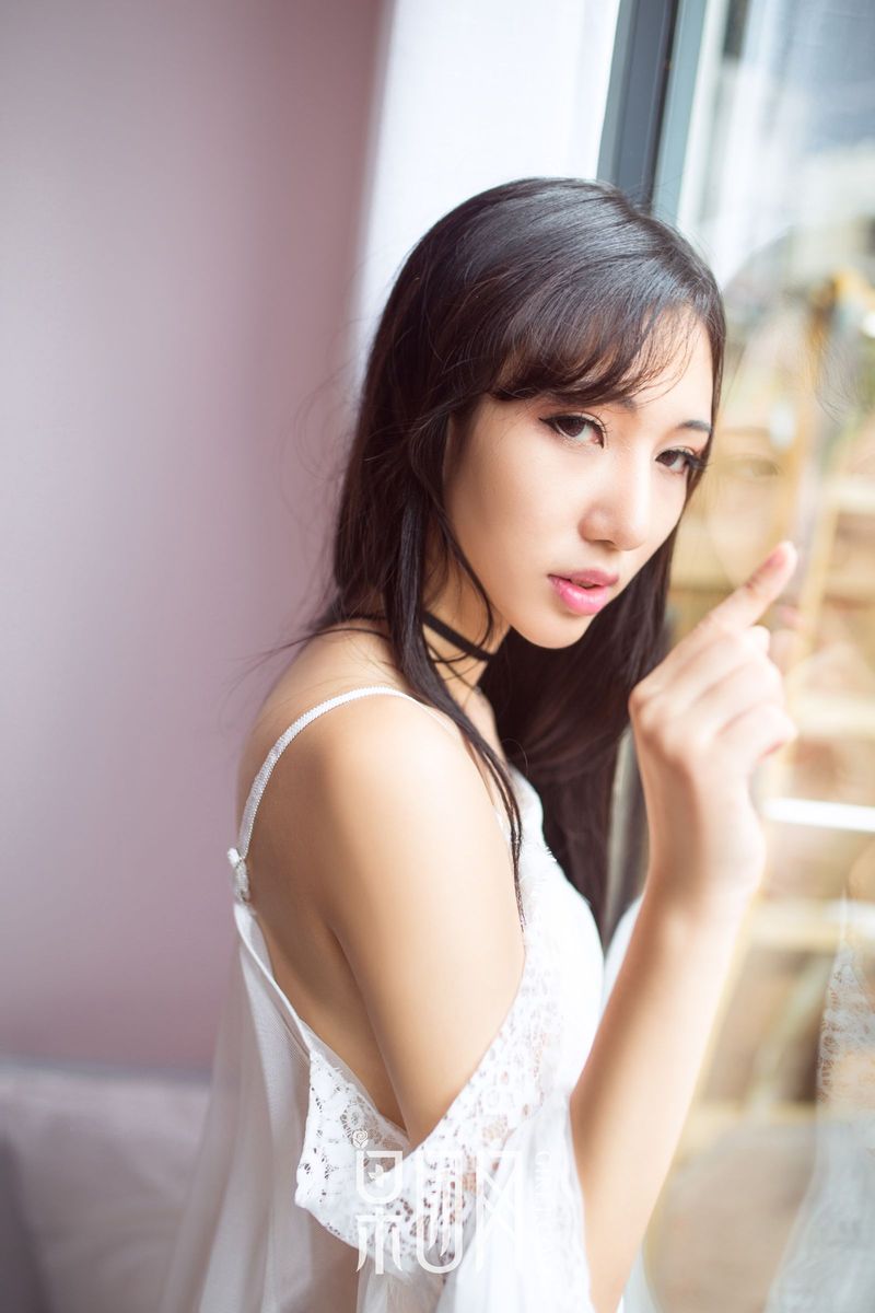 果团网性感女神宓兔兔er修长美腿透视薄纱若隐若现套图写真