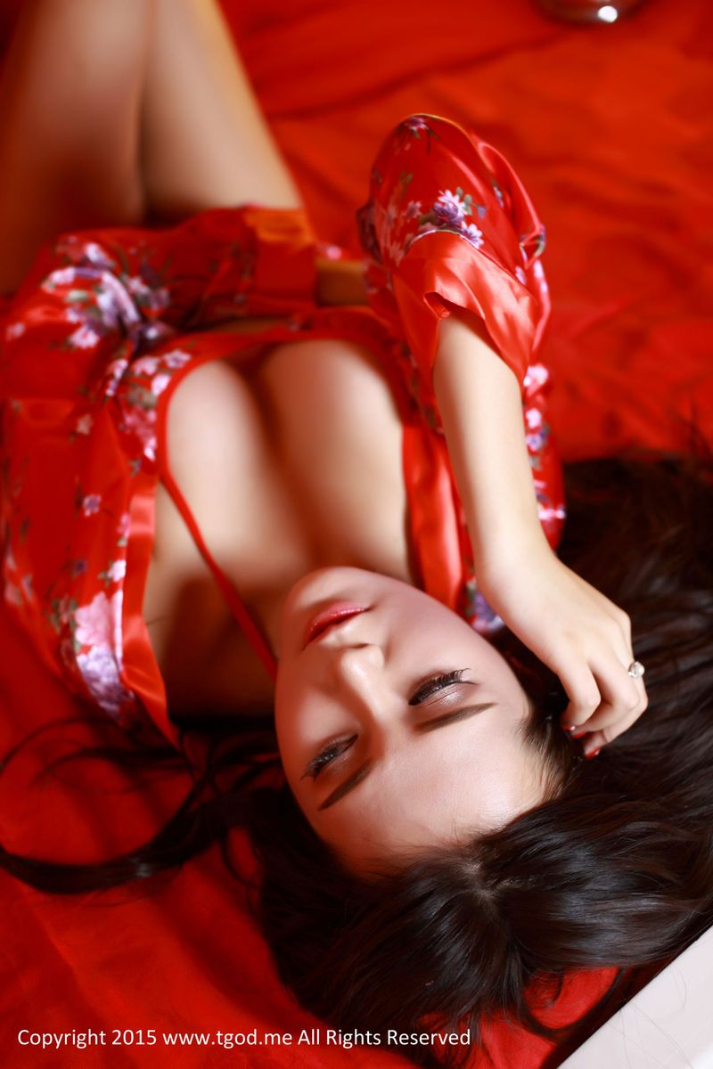 推女神混血女神朱赢Molly粉红女仆翘臀诱惑大尺度妩媚写真