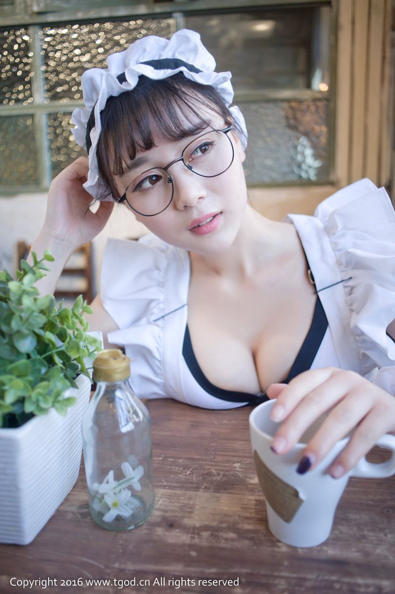 推女神百变美女赵小米Kitty女仆装吊带美胸内衣诱惑私房套图