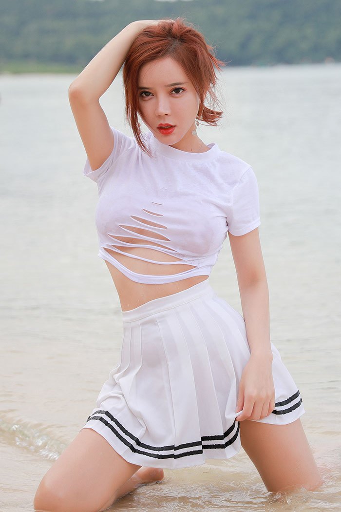 夏日风情艾小青无内肉丝性感露出