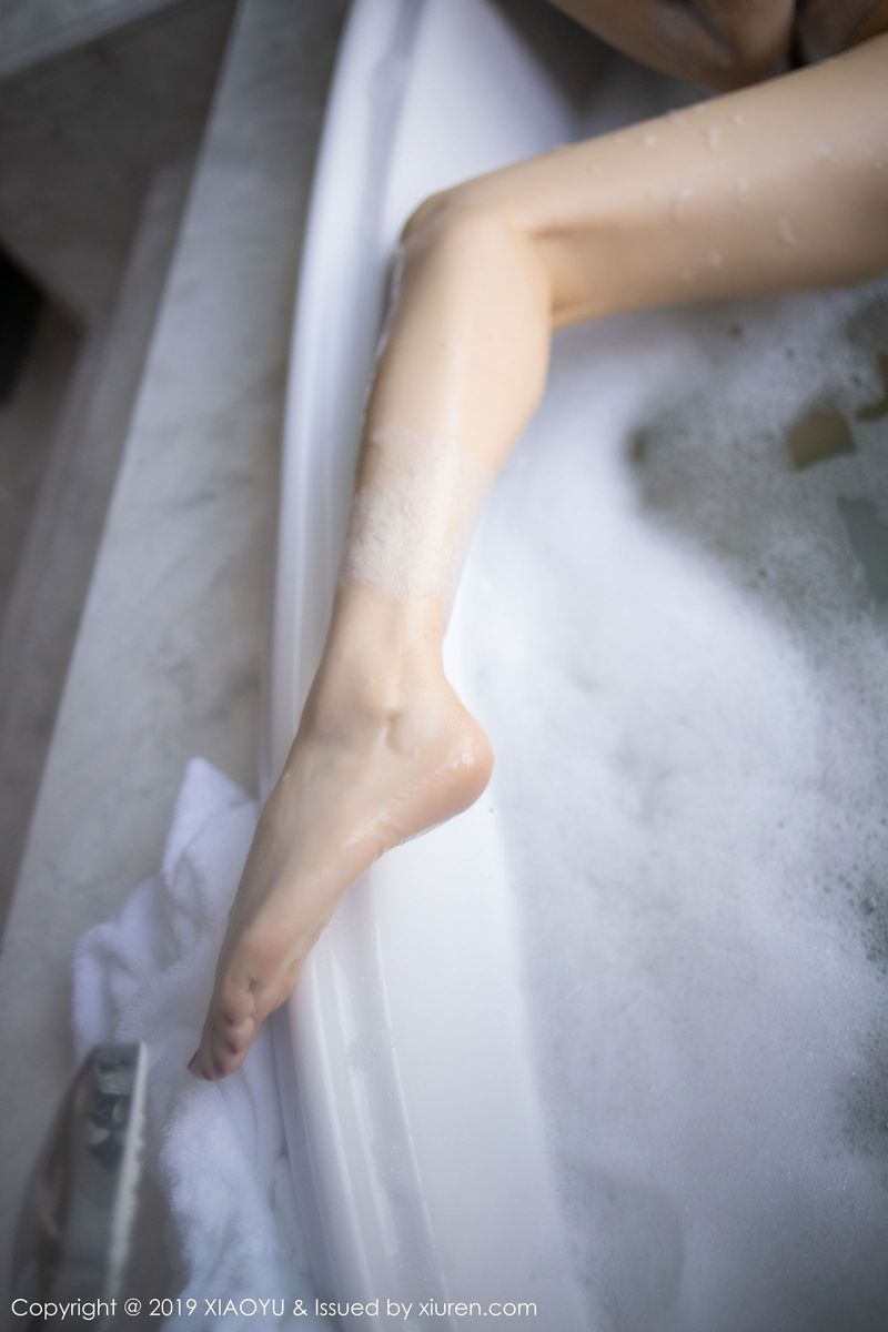 语画界性感女神Angela小热巴芊芊美腿曼妙身段足量妖艳写真