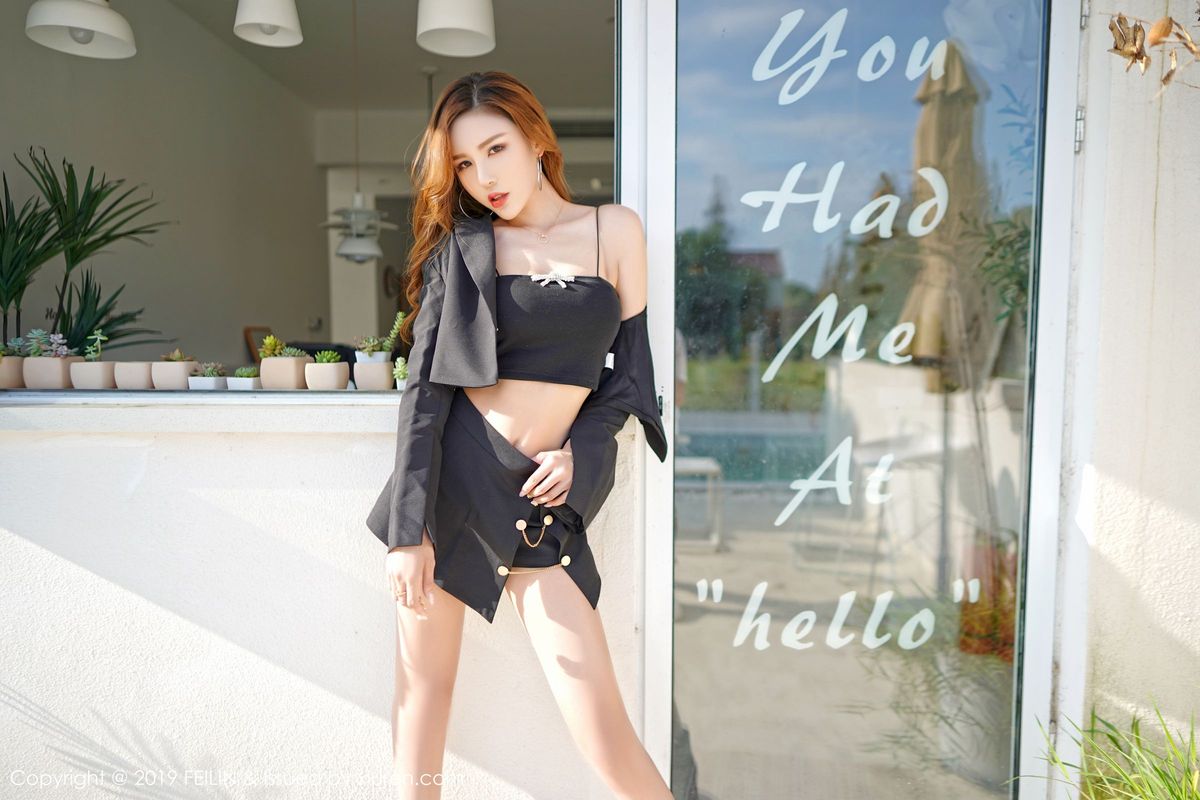 嗲囡囡娇艳美女梦小楠S型性感身材泳池比基尼户外写真美图