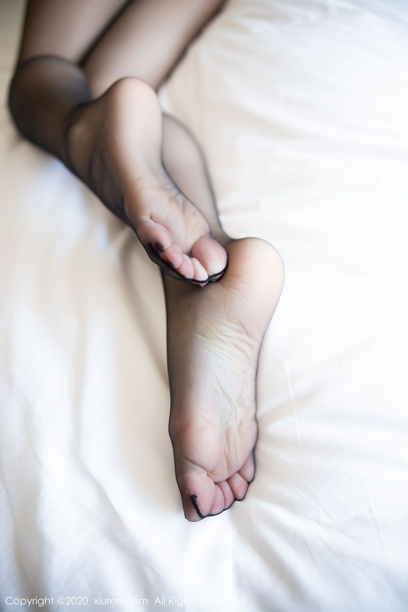 秀人网性感女神周于希Sandy镂空内衣黑丝短裙装扮纤纤美图