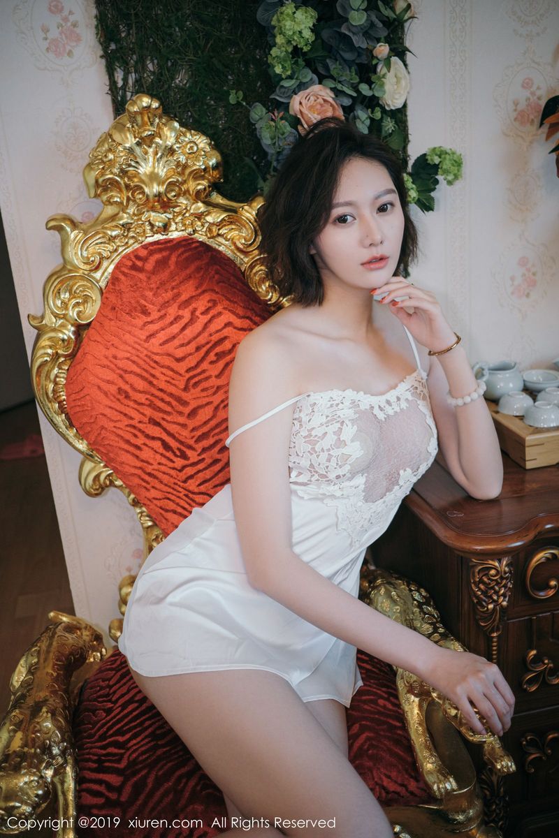 秀人网性感女神付艺轩Renee镂空半透丝质吊裙体迷离写真