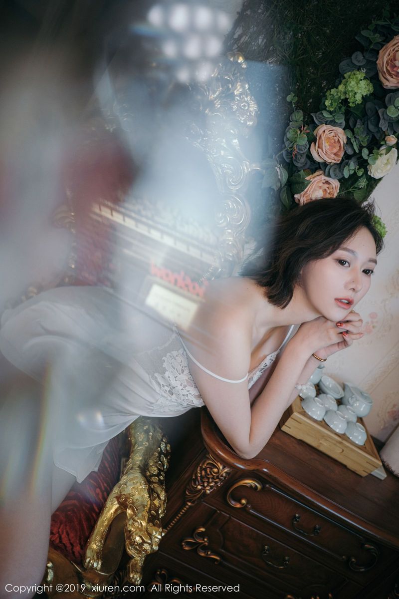 秀人网性感女神付艺轩Renee镂空半透丝质吊裙体迷离写真