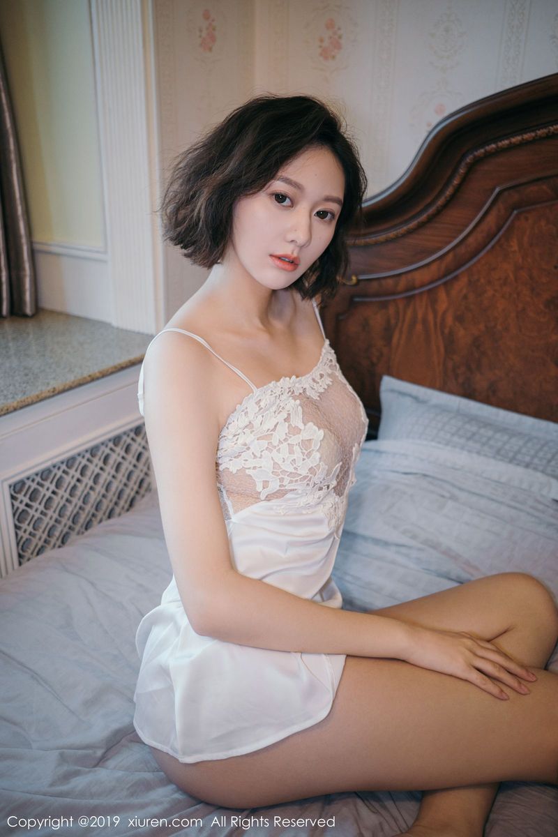 秀人网性感女神付艺轩Renee镂空半透丝质吊裙体迷离写真