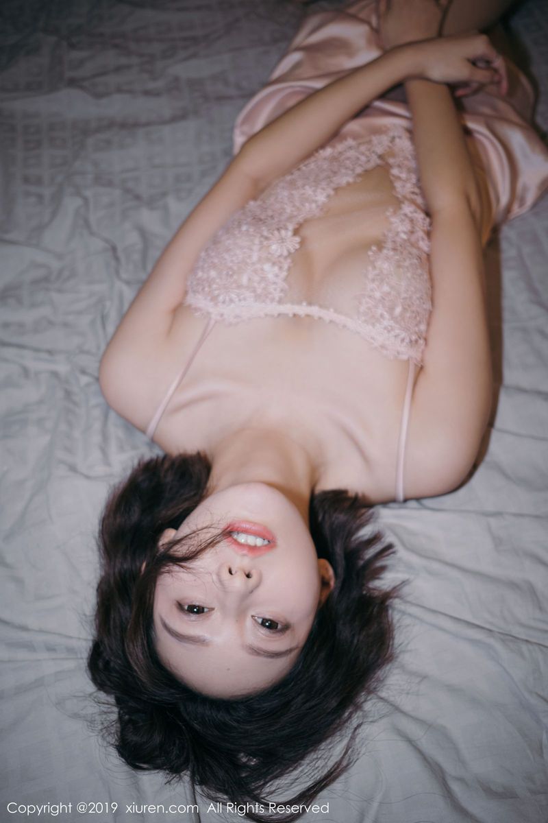 秀人网性感女神付艺轩Renee镂空半透丝质吊裙体迷离写真