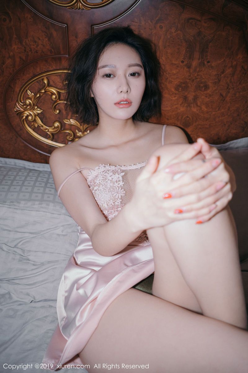 秀人网性感女神付艺轩Renee镂空半透丝质吊裙体迷离写真