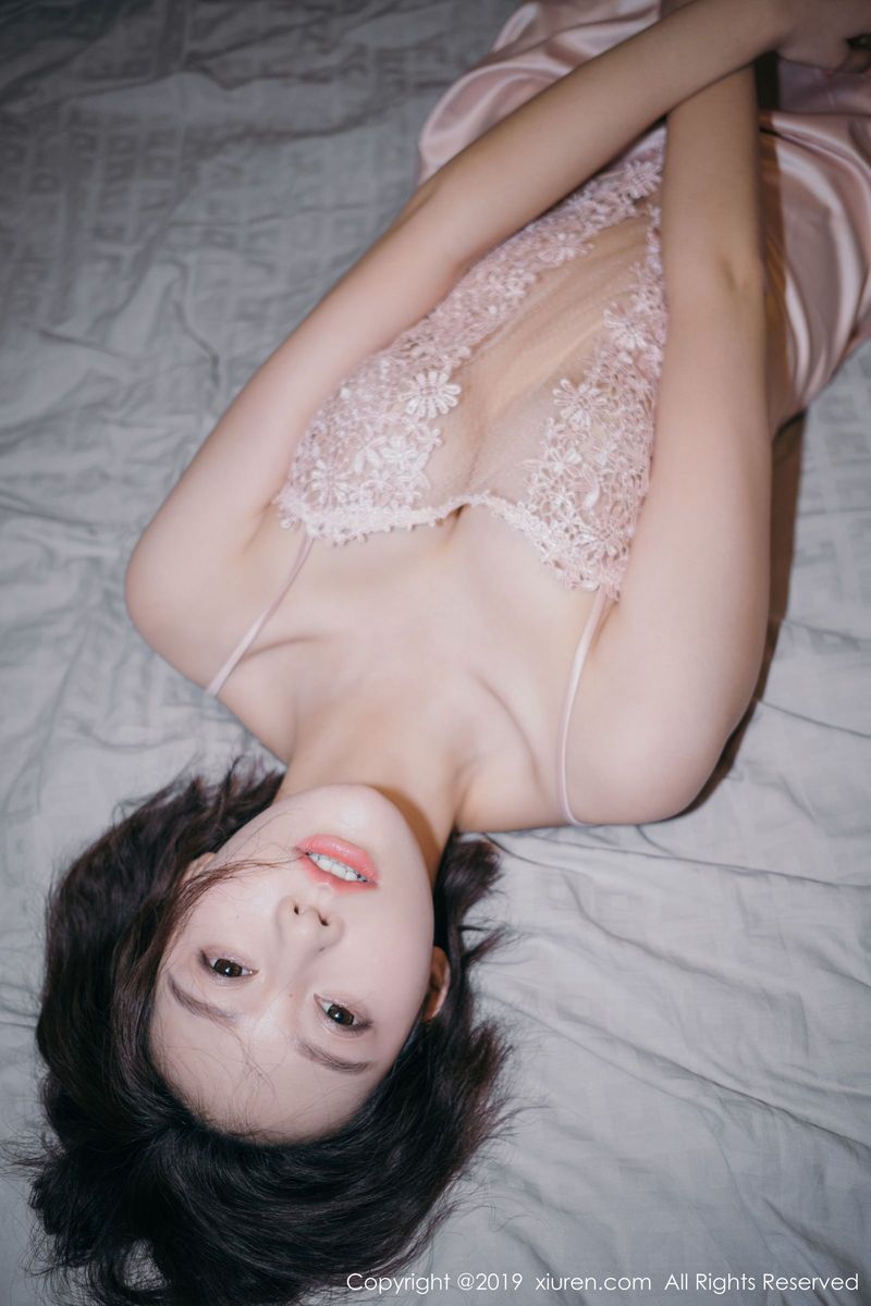 秀人网性感女神付艺轩Renee镂空半透丝质吊裙体迷离写真