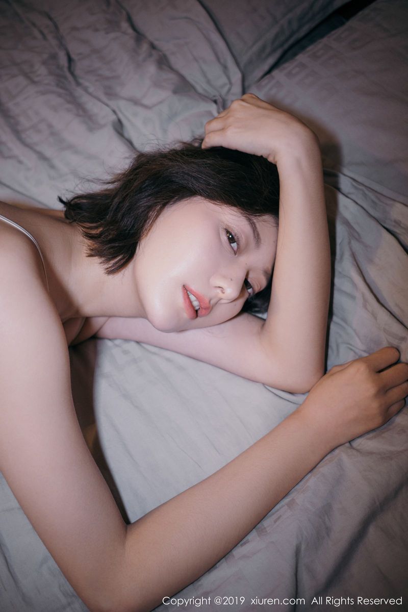 秀人网性感女神付艺轩Renee镂空半透丝质吊裙体迷离写真