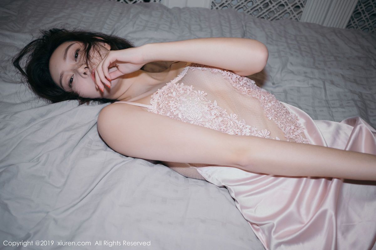 秀人网性感女神付艺轩Renee镂空半透丝质吊裙体迷离写真