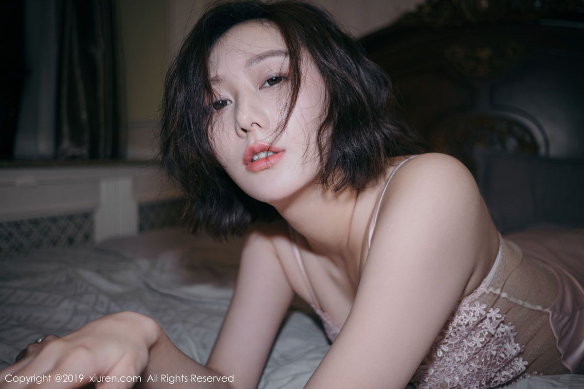 秀人网性感女神付艺轩Renee镂空半透丝质吊裙体迷离写真